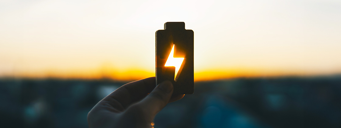 batería de vehículo eléctrico con atardecer de fondo