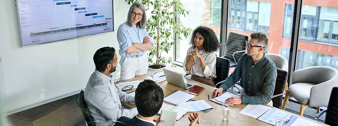 personas en junta en oficina