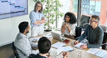 personas en junta en oficina