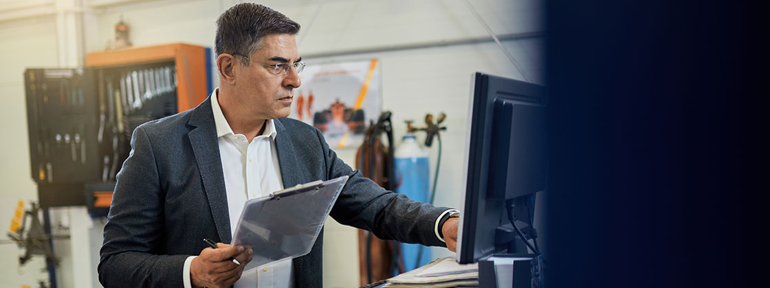 Ingeniero utilizando un software para flotillas