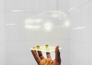 imagen de mano sosteniendo holograma de coche