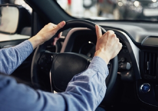 manos sobre volante