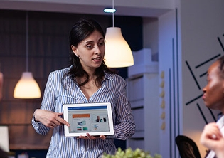 mujer señalando ipad