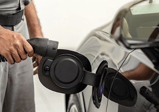 persona cargado vehículo eléctrico
