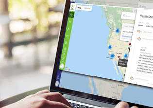 computadora con mapa