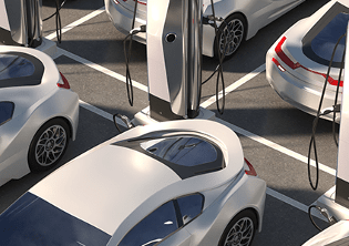 coches blanco eléctricos cargándose