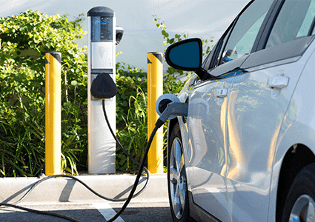 carro eléctrico enchufado