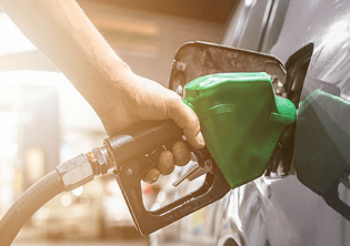 mano cargando combustible