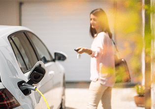 mujer a lado de su coche