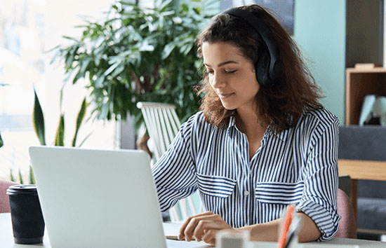 Mujer escribiendo en laptop